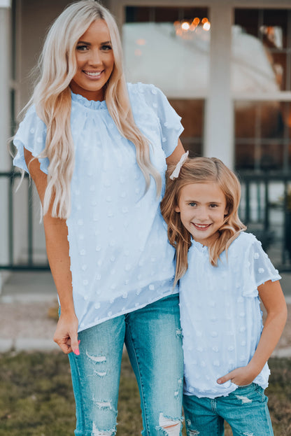 Blusa de mujer con volantes en el cuello y lunares suizos