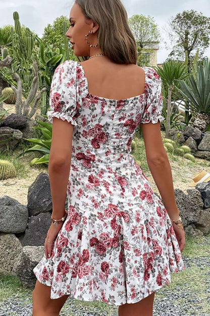 Vestido plisado con ribete de volantes y lazo floral en la parte delantera