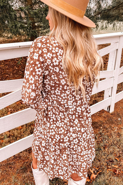 Mini vestido floral con cuello en V y bolsillos