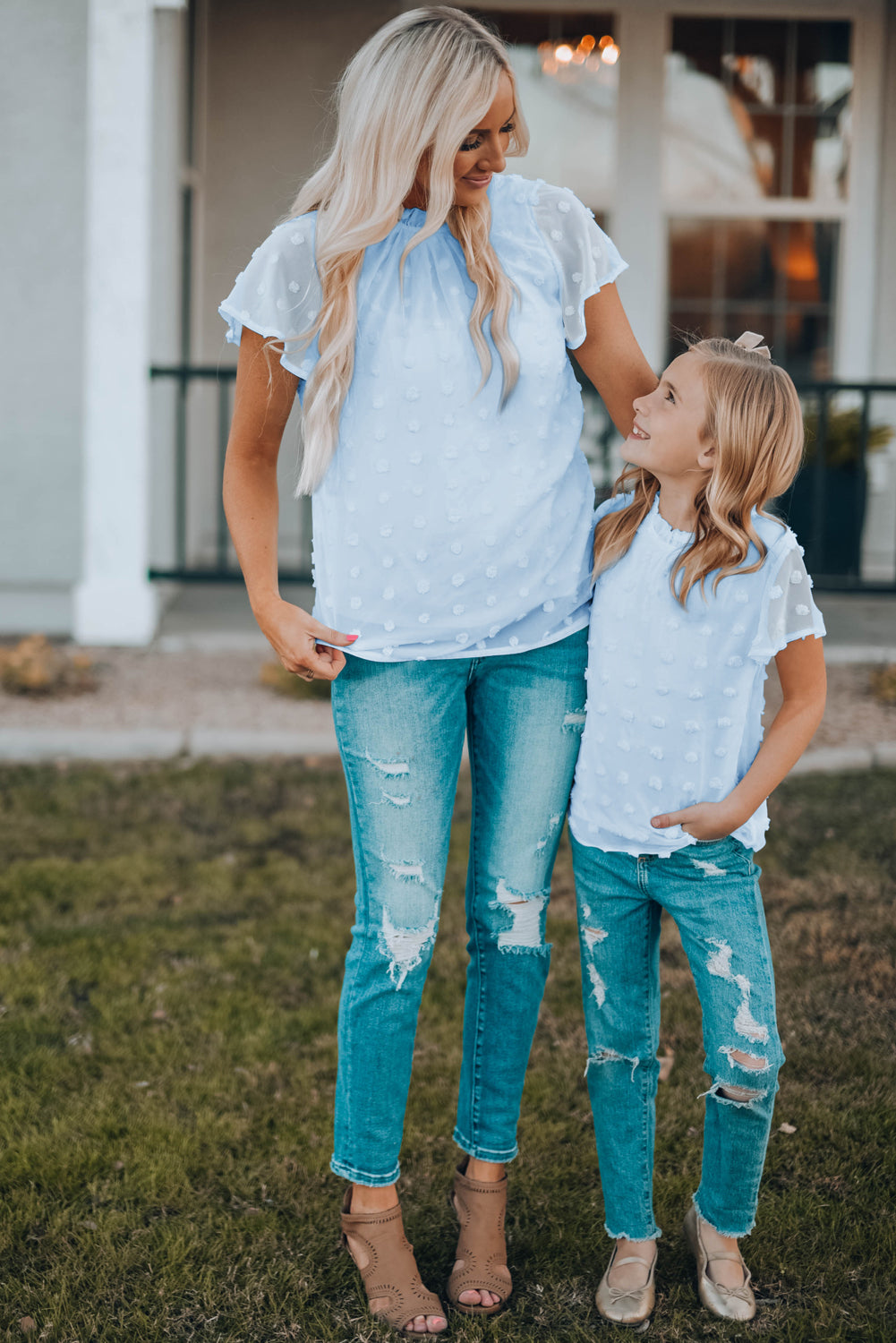 Blusa de mujer con volantes en el cuello y lunares suizos