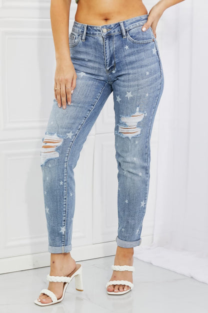 Judy Blue Sarah Jeans estilo boyfriend con estampado de estrellas de tamaño completo