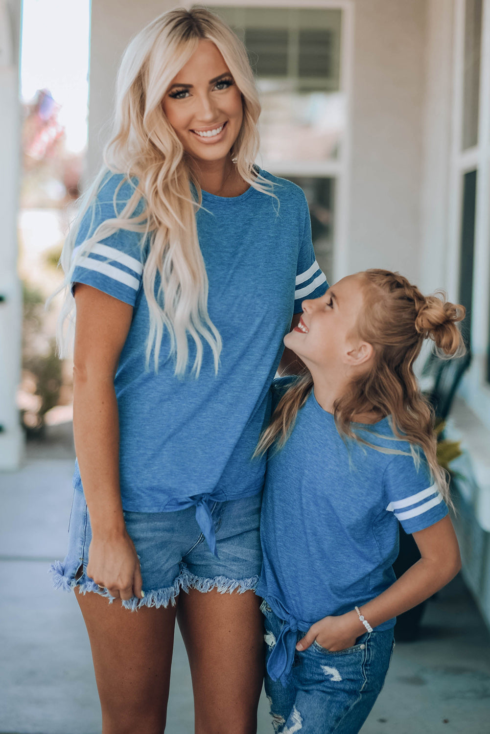 Camiseta de mujer a rayas con lazo en la parte delantera