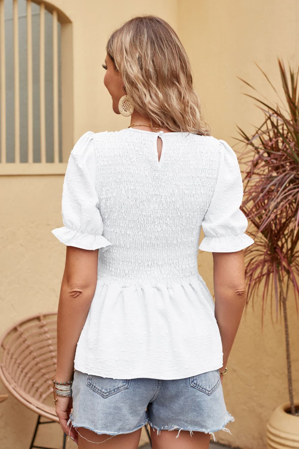 Blusa con peplum fruncido de lunares suizos