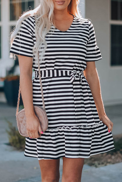 Vestido a rayas con cuello en V y cintura anudada con volantes