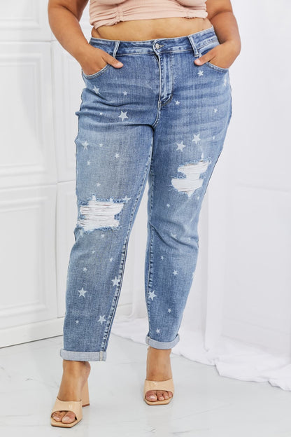 Judy Blue Sarah Jeans estilo boyfriend con estampado de estrellas de tamaño completo