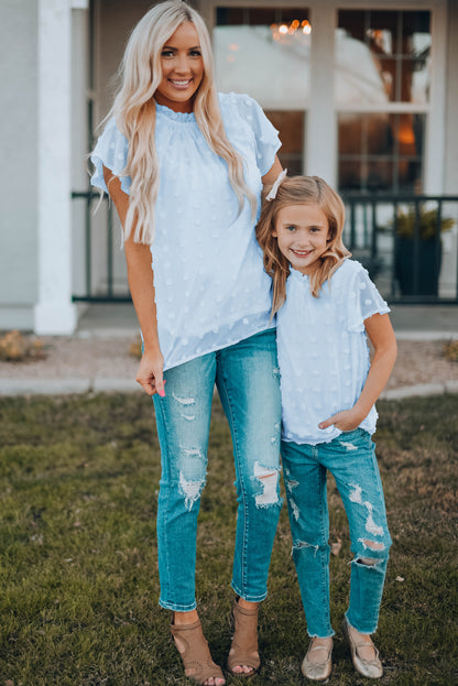 Blusa de mujer con volantes en el cuello y lunares suizos