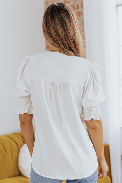 Blusa con cuello de muesca y mangas con volantes fruncidos