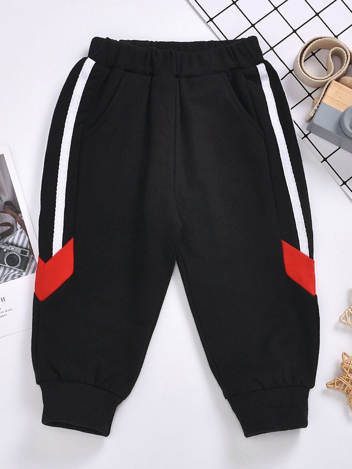 Joggers de niños con rayas laterales en contraste