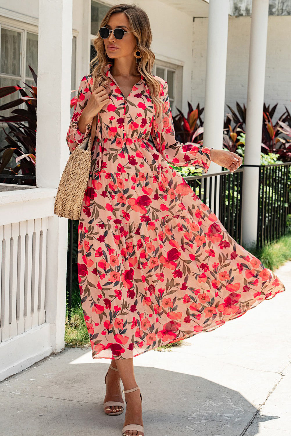 Vestido a capas con volantes en el cuello y lazo floral