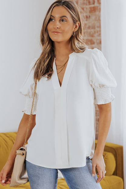 Blusa con cuello de muesca y mangas con volantes fruncidos