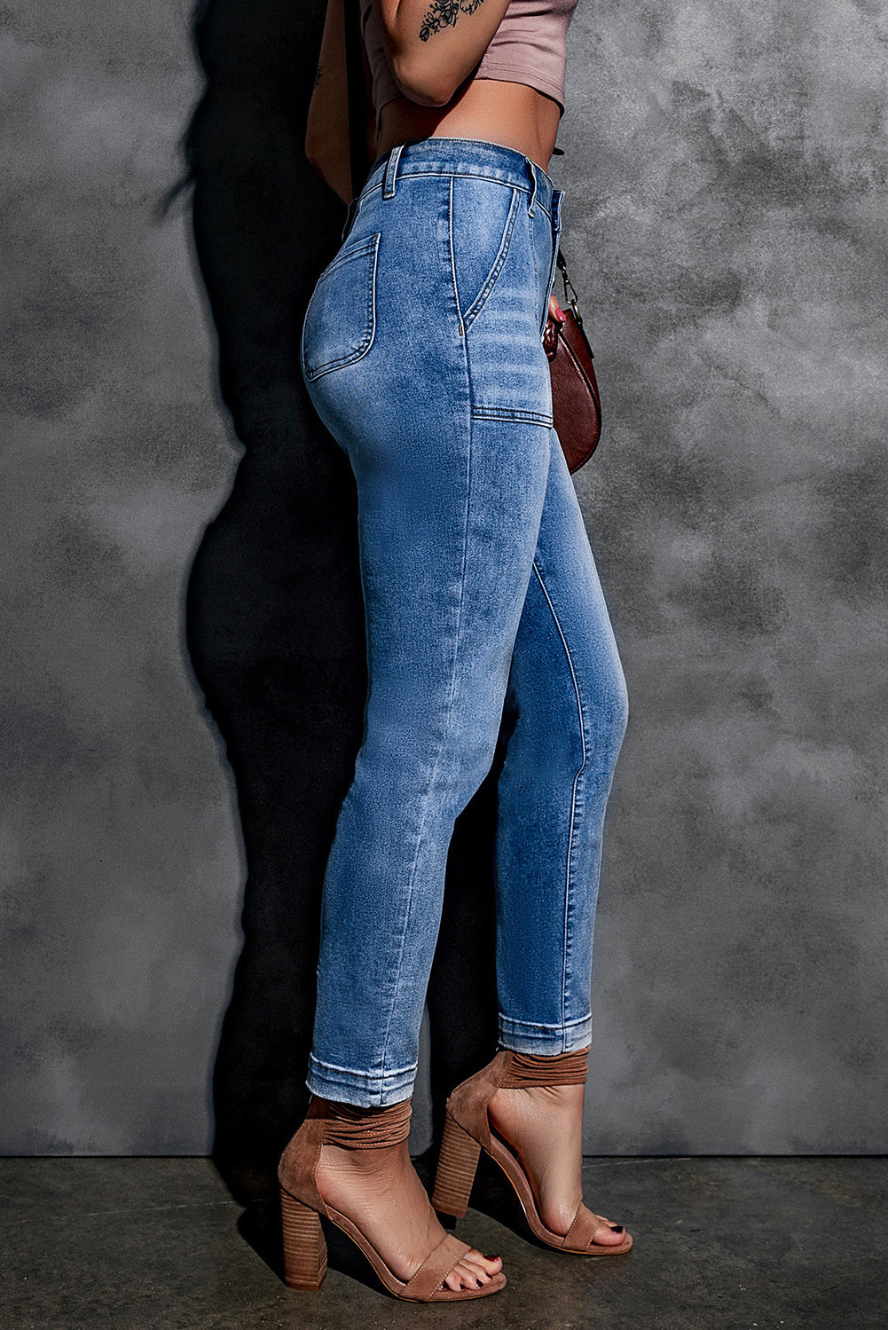 Jeans de tiro alto con costura central y bragueta con botones