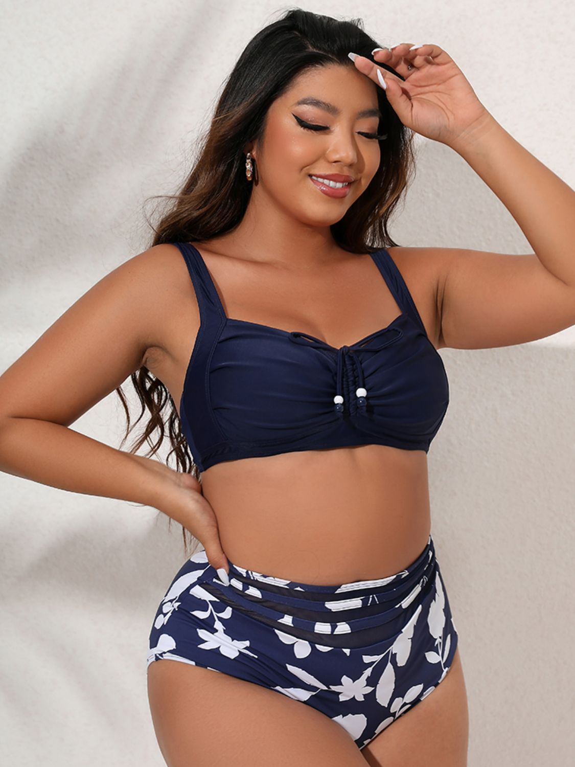 Conjunto de bikini con detalles fruncidos estampados de talla grande