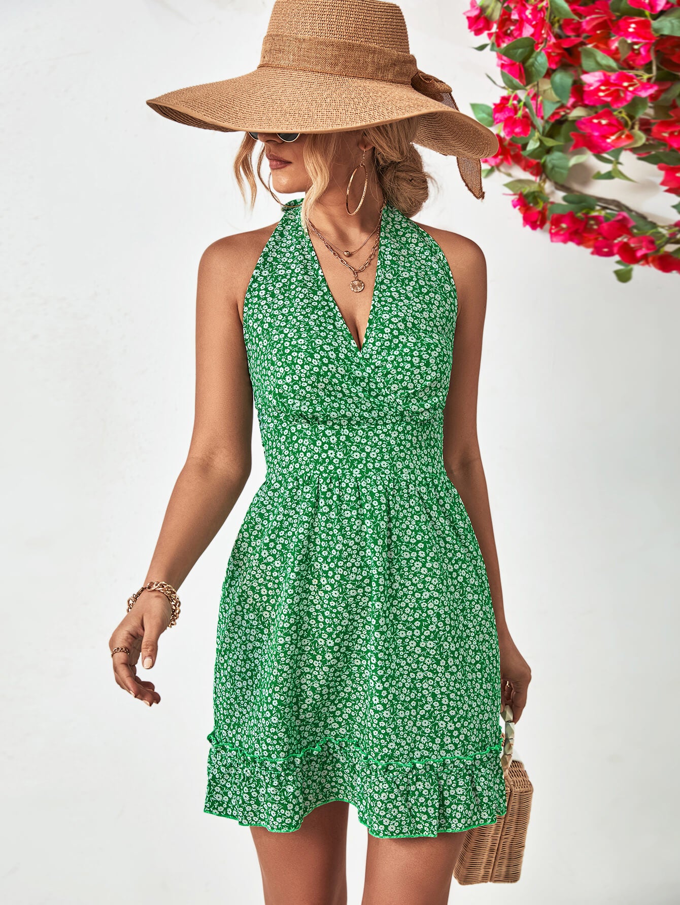 Vestido floral con volantes en el bajo y cuello halter de Ditsy