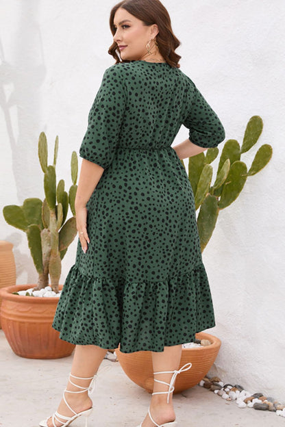 Vestido con dobladillo con volantes y sobrepelliz estampado de talla grande