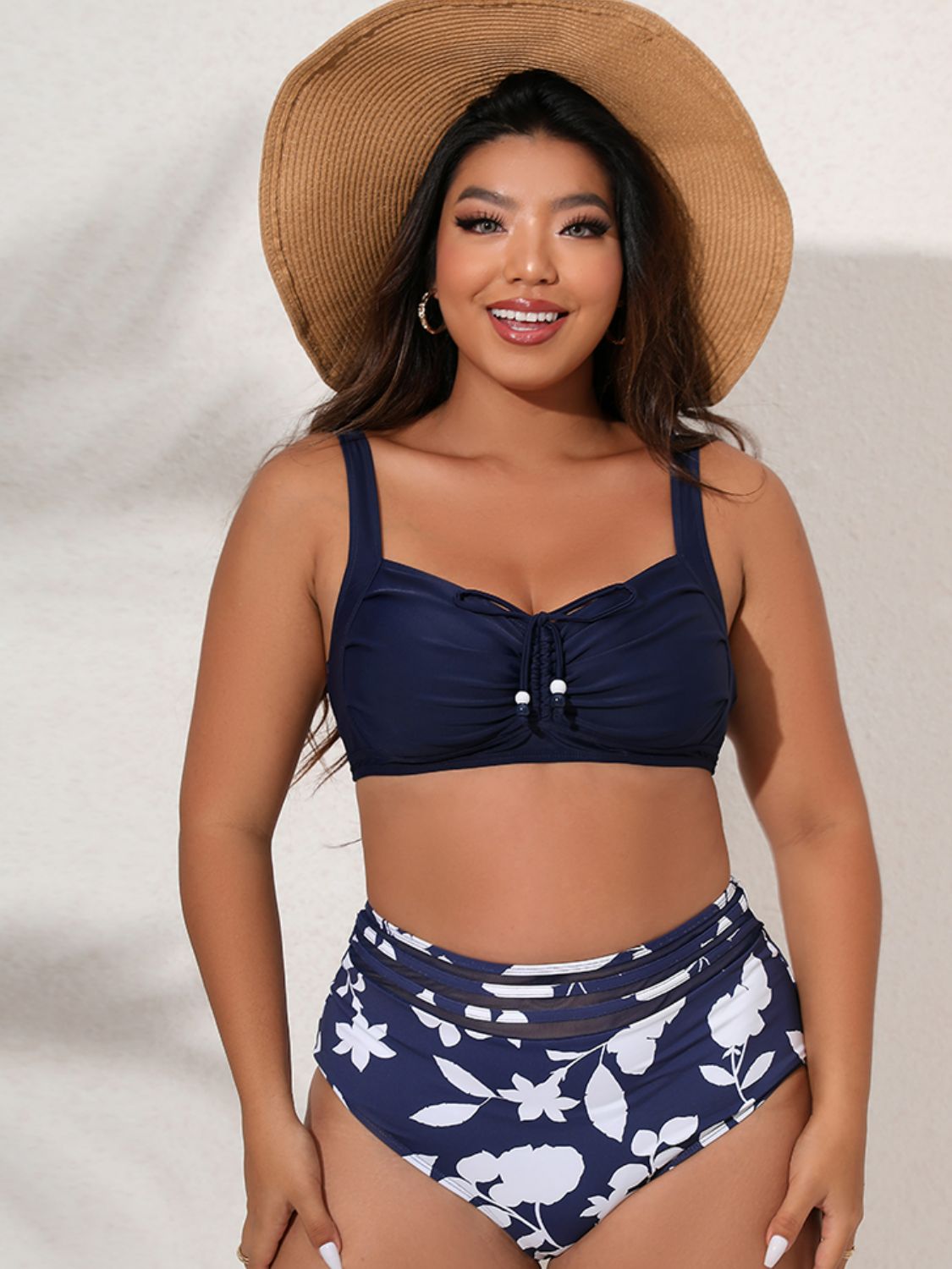 Conjunto de bikini con detalles fruncidos estampados de talla grande