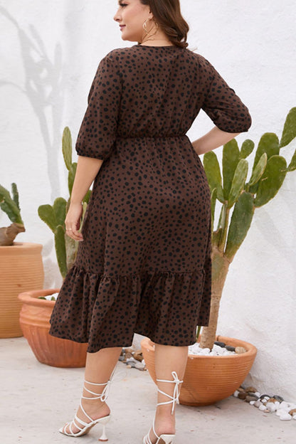 Vestido con dobladillo con volantes y sobrepelliz estampado de talla grande