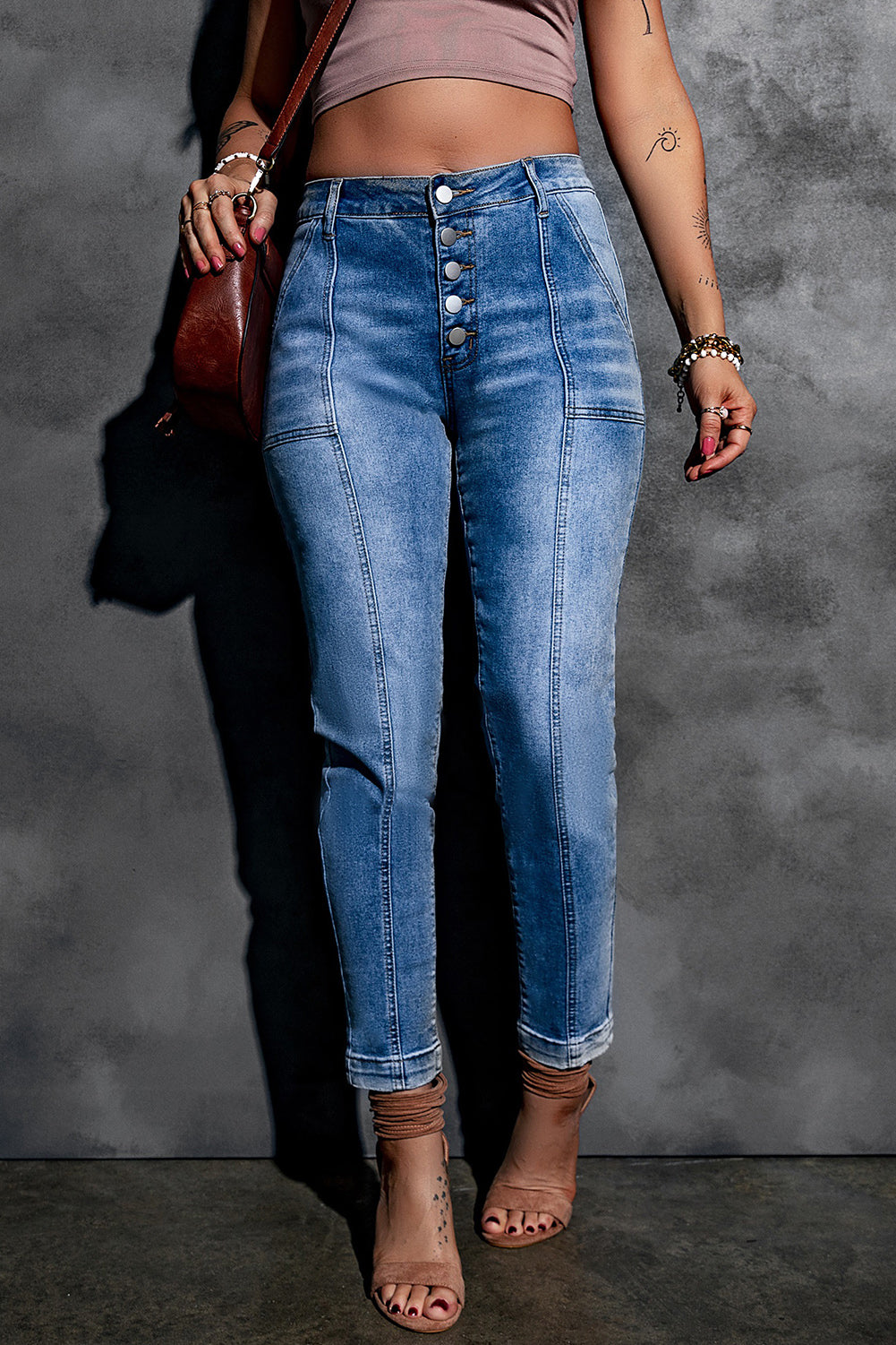 Jeans de tiro alto con costura central y bragueta con botones