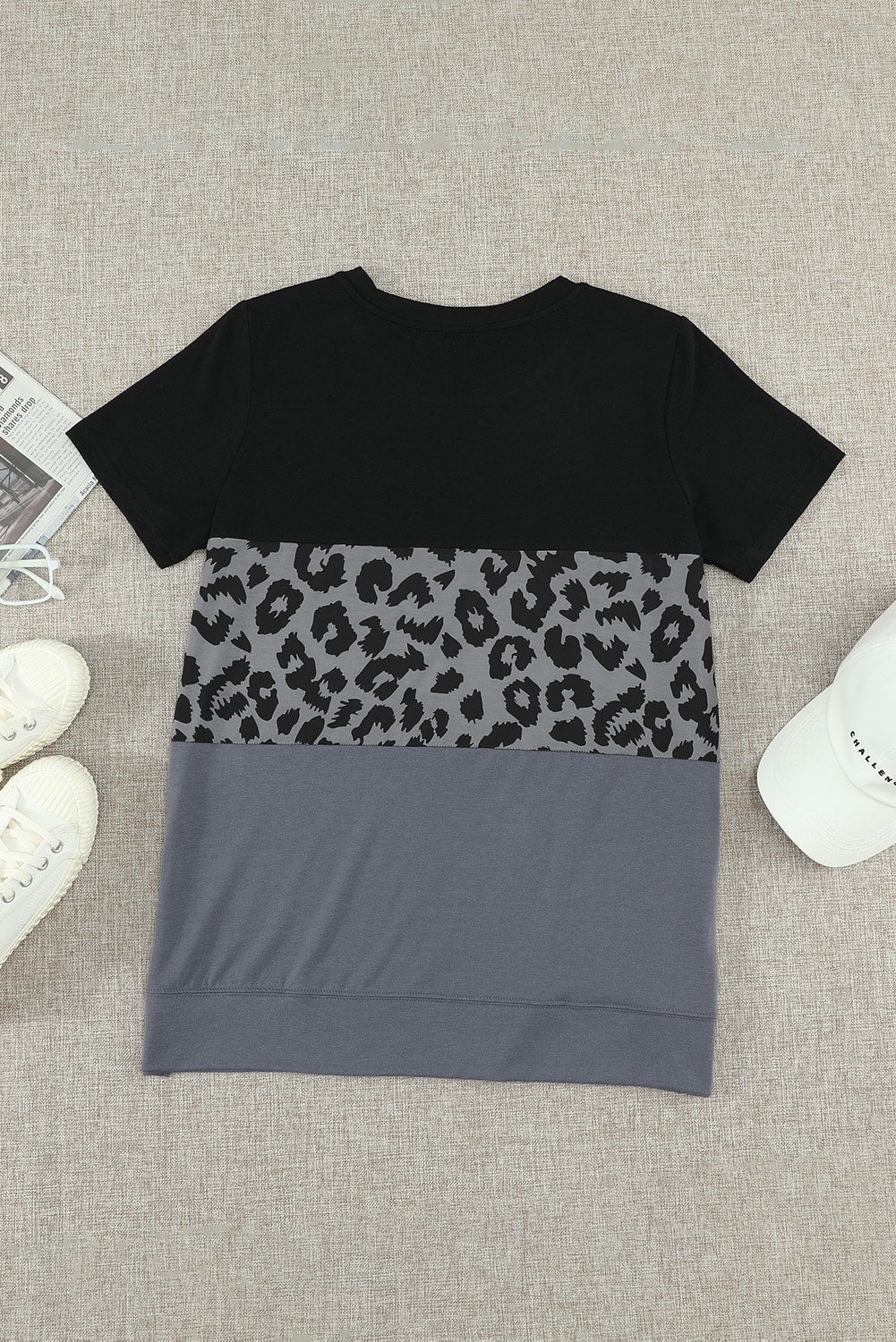 Camiseta de manga corta con estampado de leopardo y bloques de color