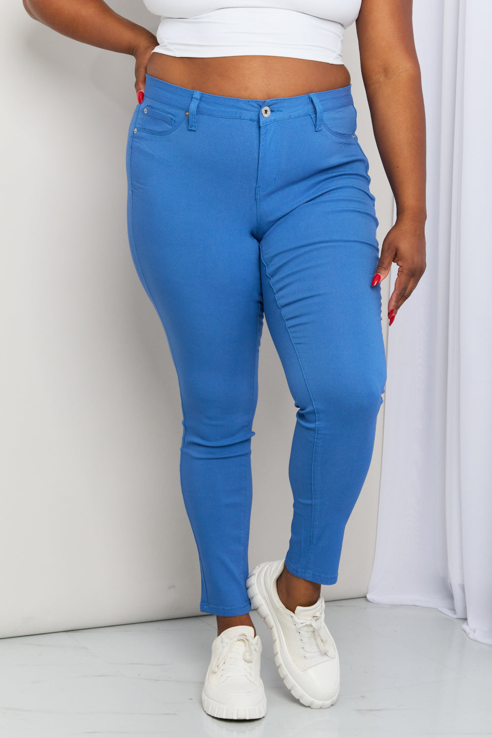 YMI Jeanswear Kate Hyper-Stretch Jeans ajustados de tiro medio de tamaño completo en azul eléctrico