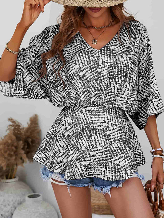 Blusa estampada con cuello en V y manga dolman