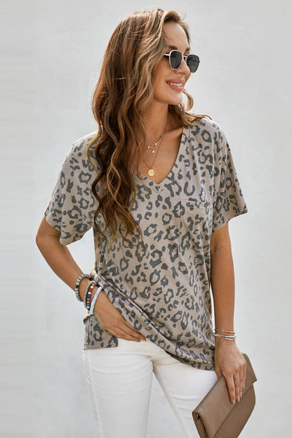 Camiseta de leopardo con cuello en V y bolsillo