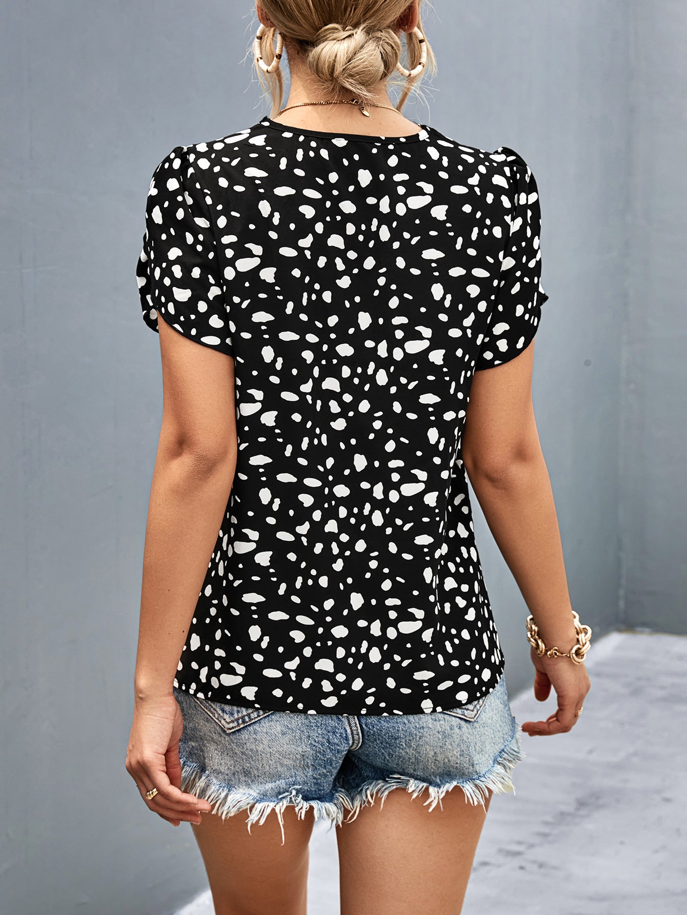 Blusa de manga de pétalo con cuello en V y estampado animal