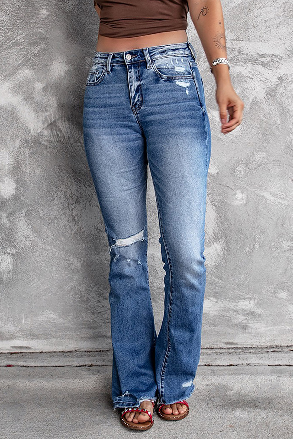 Jeans acampanados desgastados con bolsillos