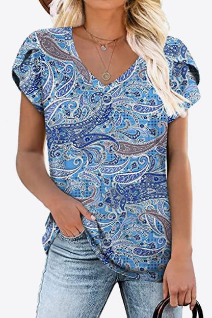 Blusa estampada con manga de pétalos y cuello en V