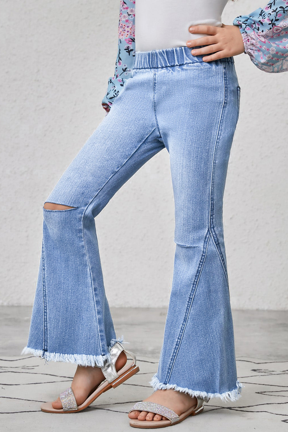 Jeans acampanados con ribete deshilachado para niñas