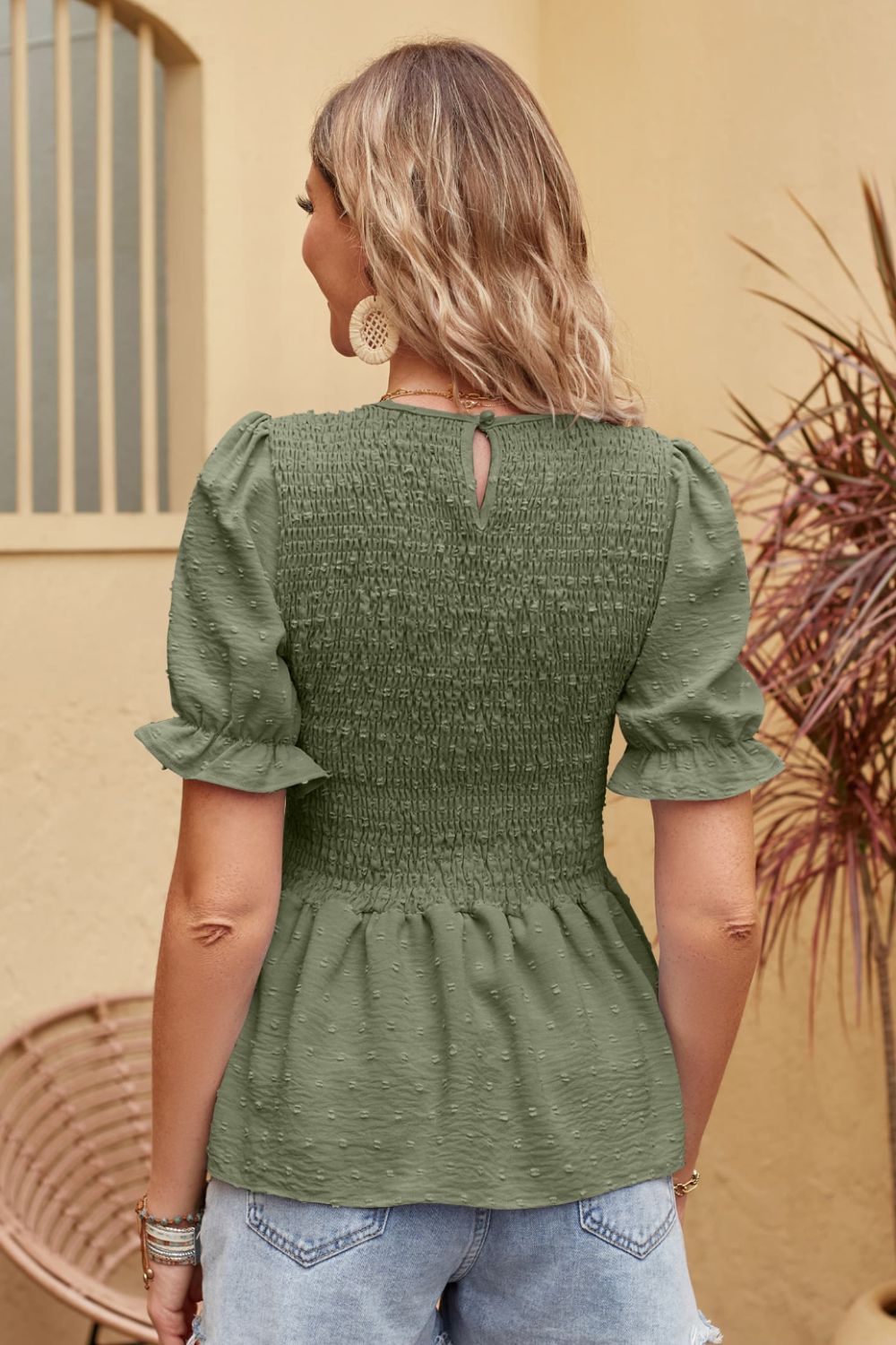 Blusa con peplum fruncido de lunares suizos