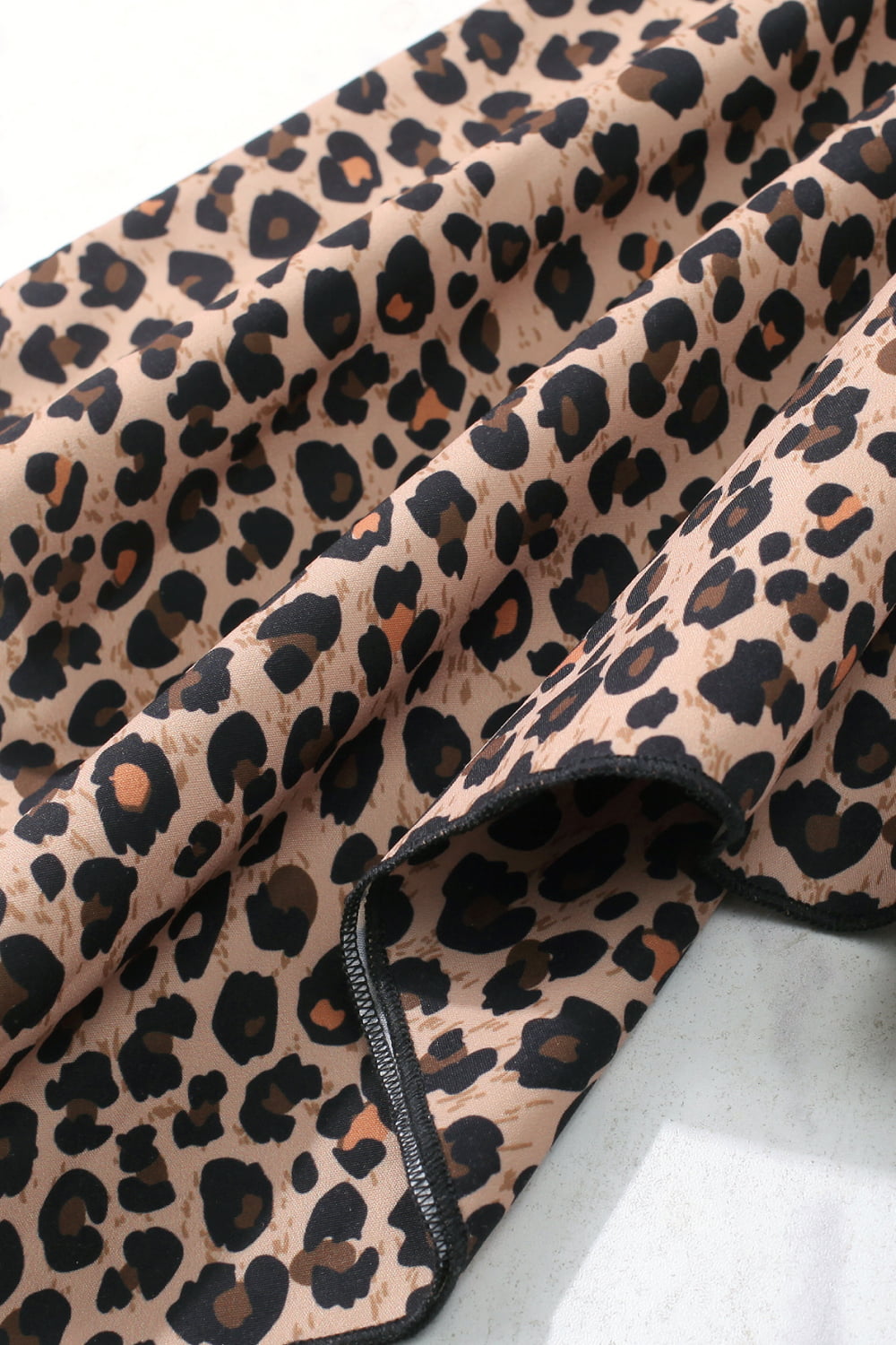 Vestido de niñas con estampado de leopardo y dobladillo empalmado