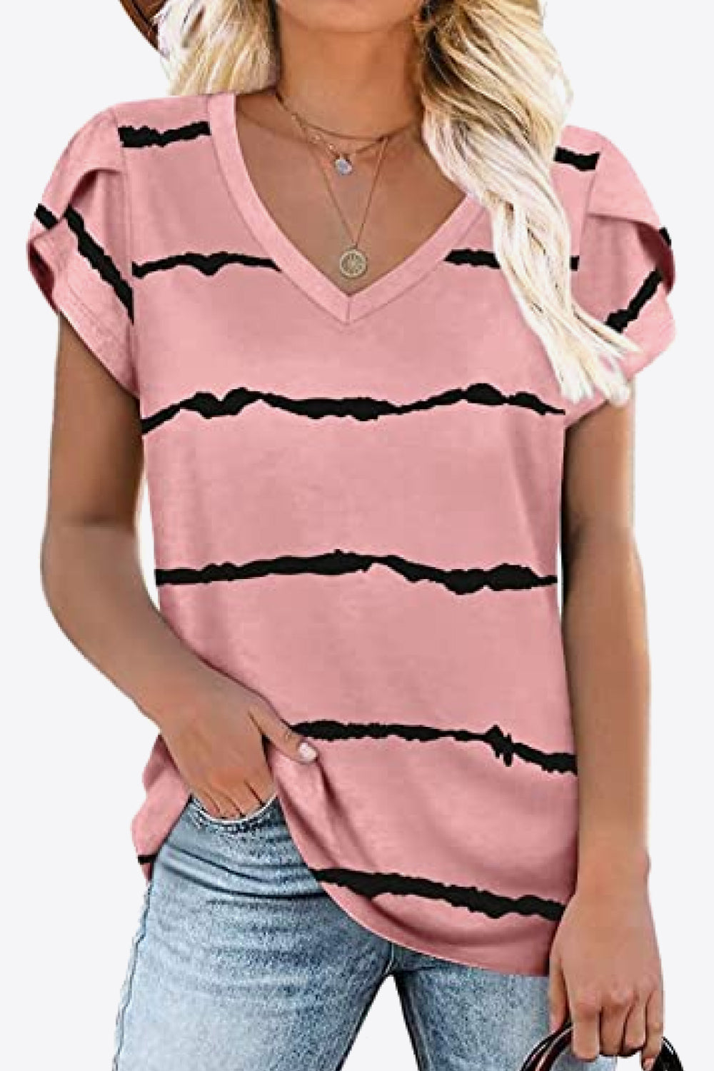 Blusa estampada con manga de pétalos y cuello en V