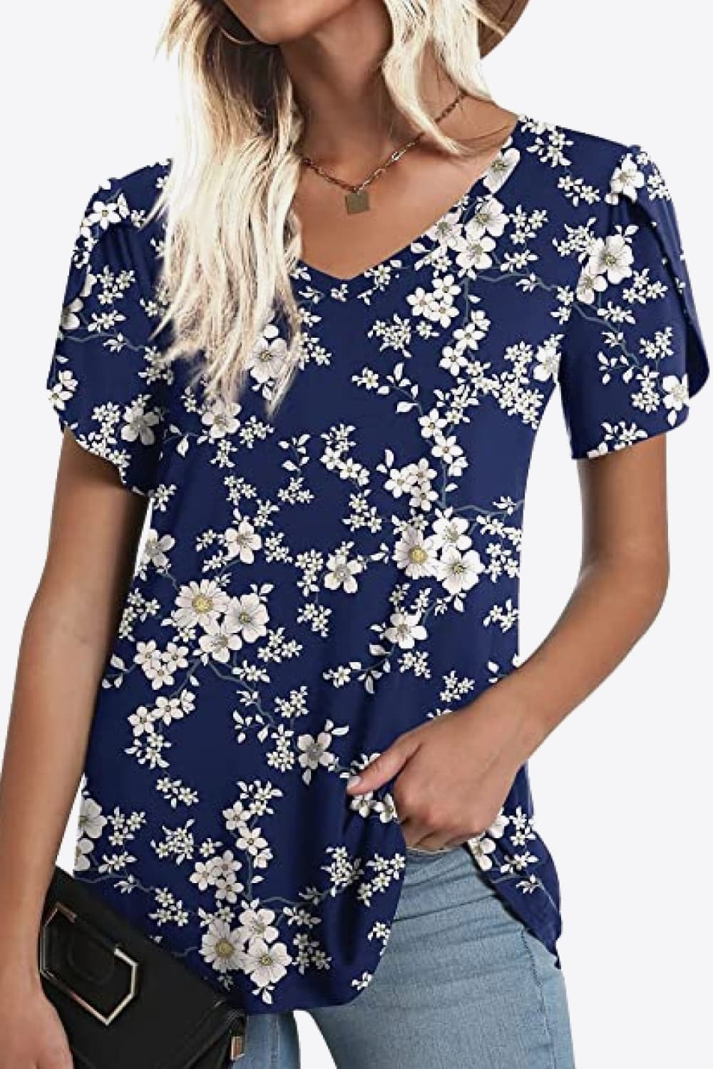 Blusa estampada con manga de pétalos y cuello en V