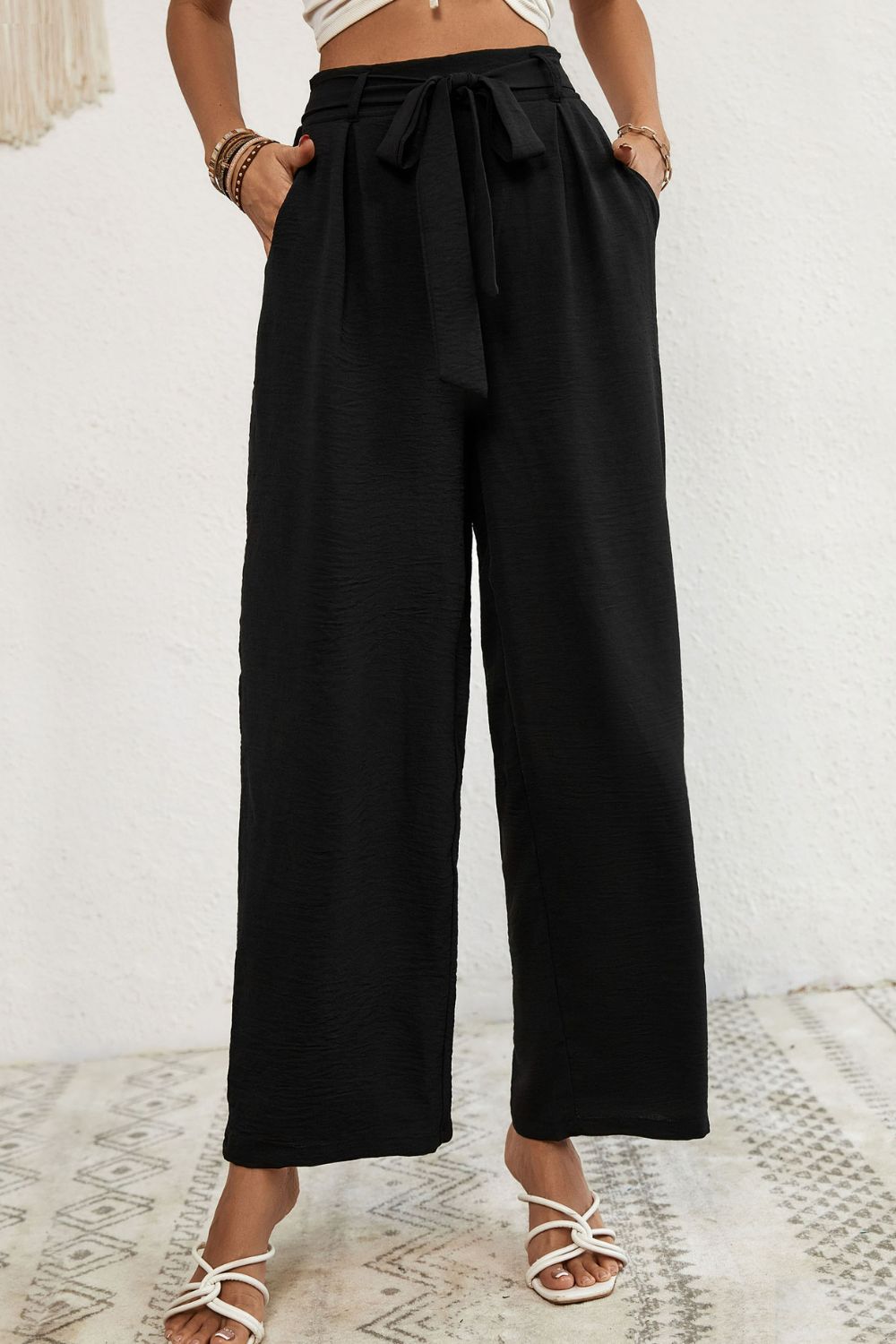 Pantalones de pierna ancha con cintura plisada y cinturón