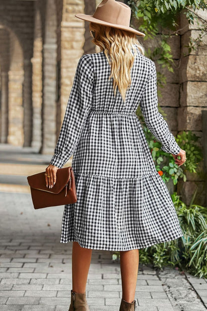 Vestido midi de manga larga con cuello con cuello