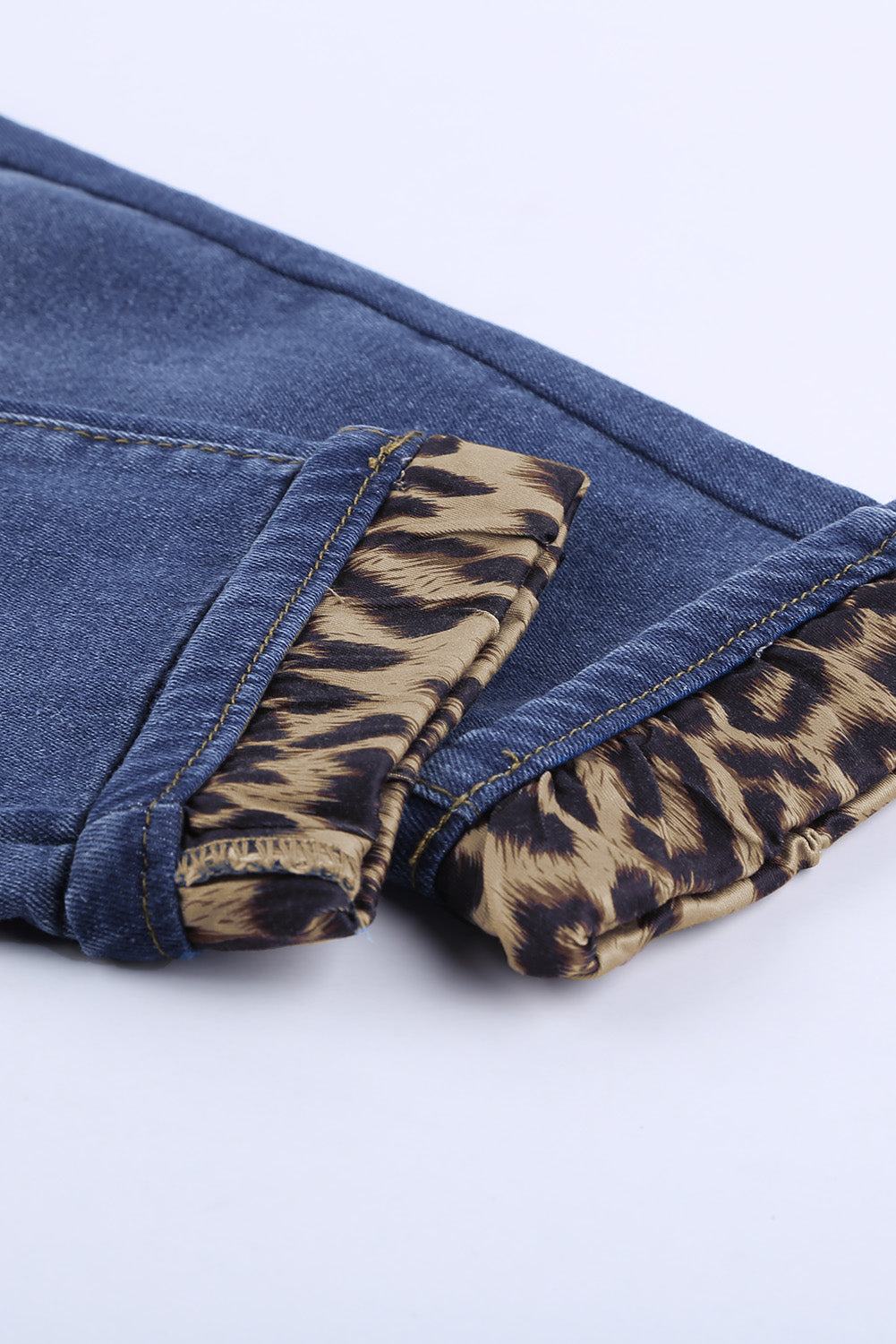 Vaqueros desgastados con patchwork de leopardo