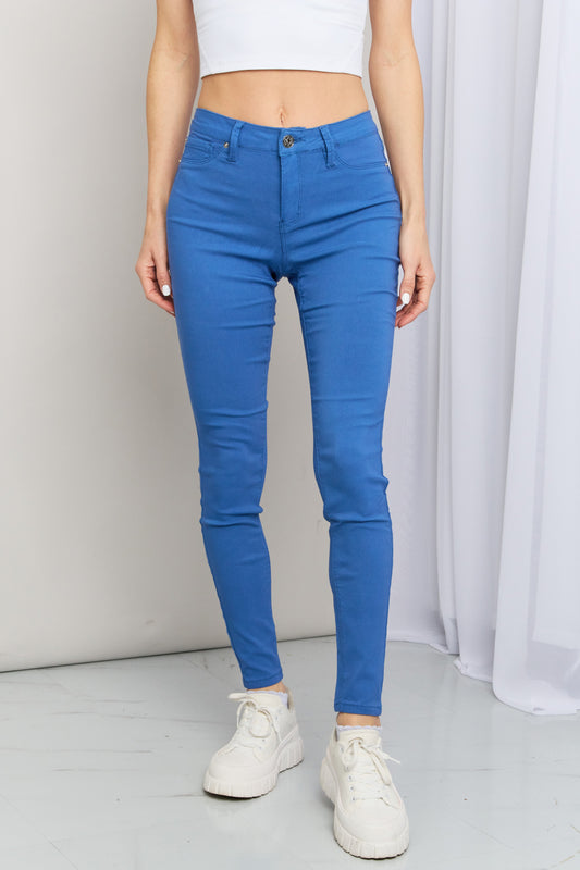 YMI Jeanswear Kate Hyper-Stretch Jeans ajustados de tiro medio de tamaño completo en azul eléctrico