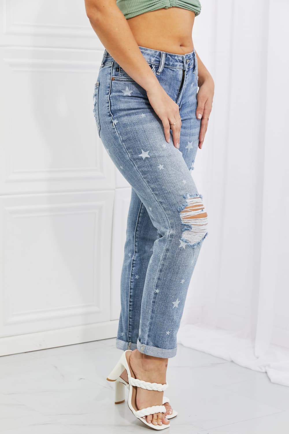 Judy Blue Sarah Jeans estilo boyfriend con estampado de estrellas de tamaño completo