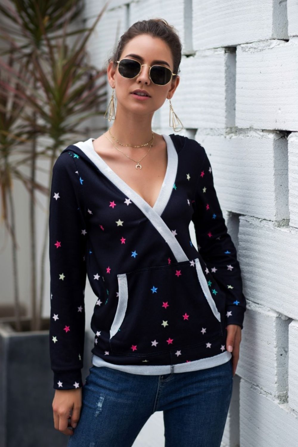 Sudadera con capucha y bolsillo de canguro con estampado de estrellas