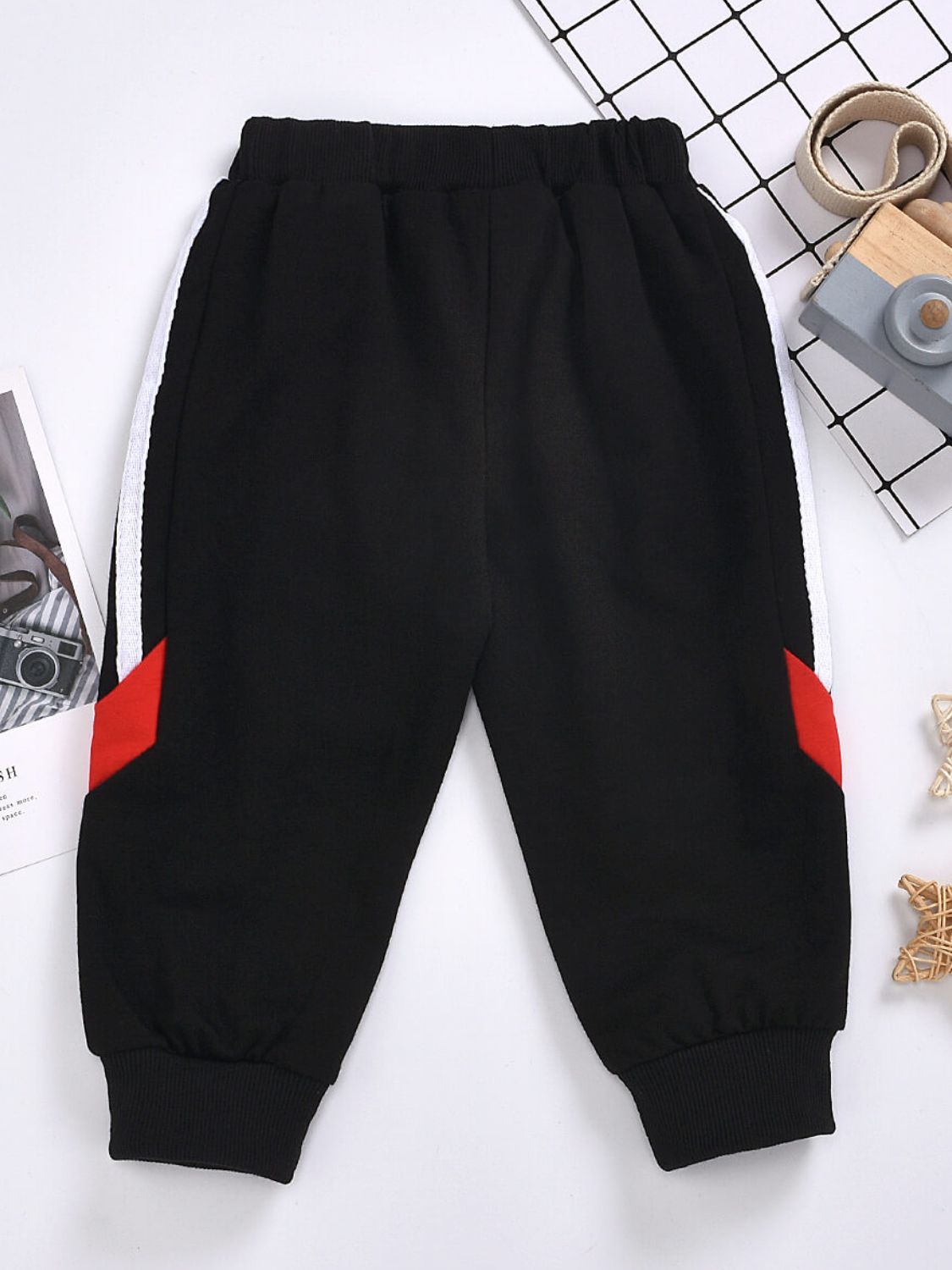 Joggers de niños con rayas laterales en contraste