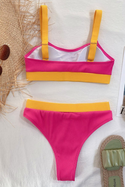 Conjunto de bikini con escote redondo y bloques de color