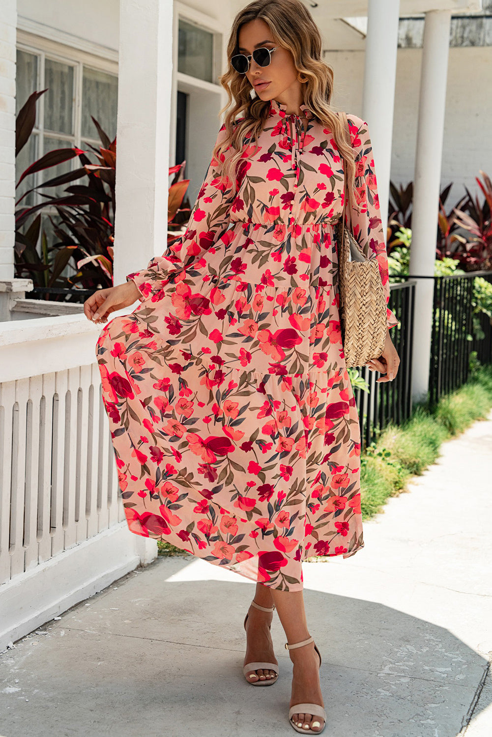 Vestido a capas con volantes en el cuello y lazo floral