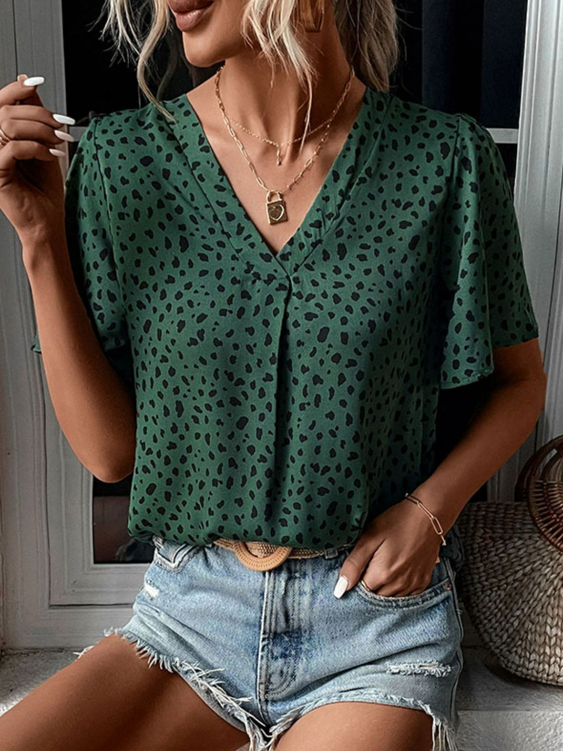 Blusa con estampado animal con cuello en V y manga ondulada