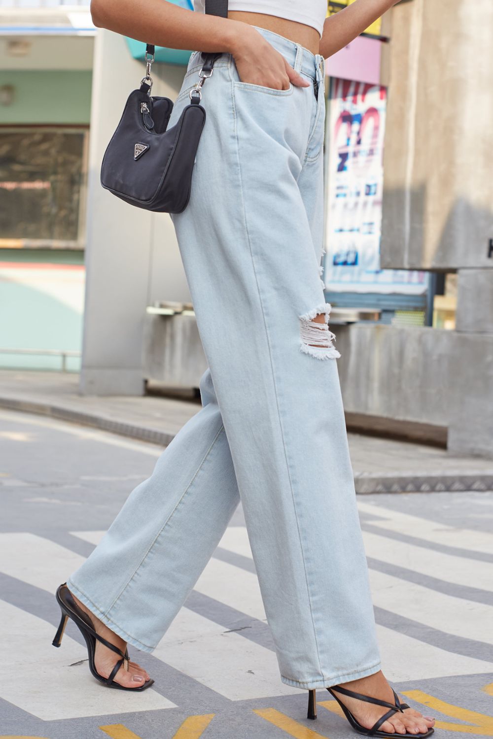 Jeans rectos desgastados con bolsillos