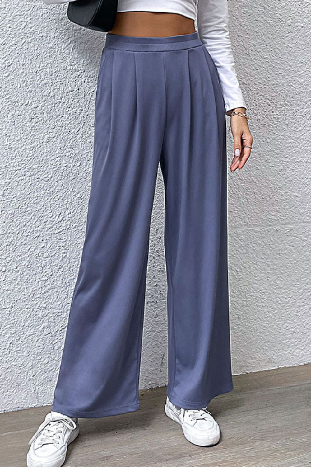 Pantalones anchos con bolsillos y detalles plisados