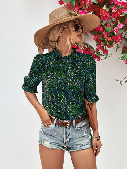 Blusa estampada con cuello de volantes y mangas con volantes