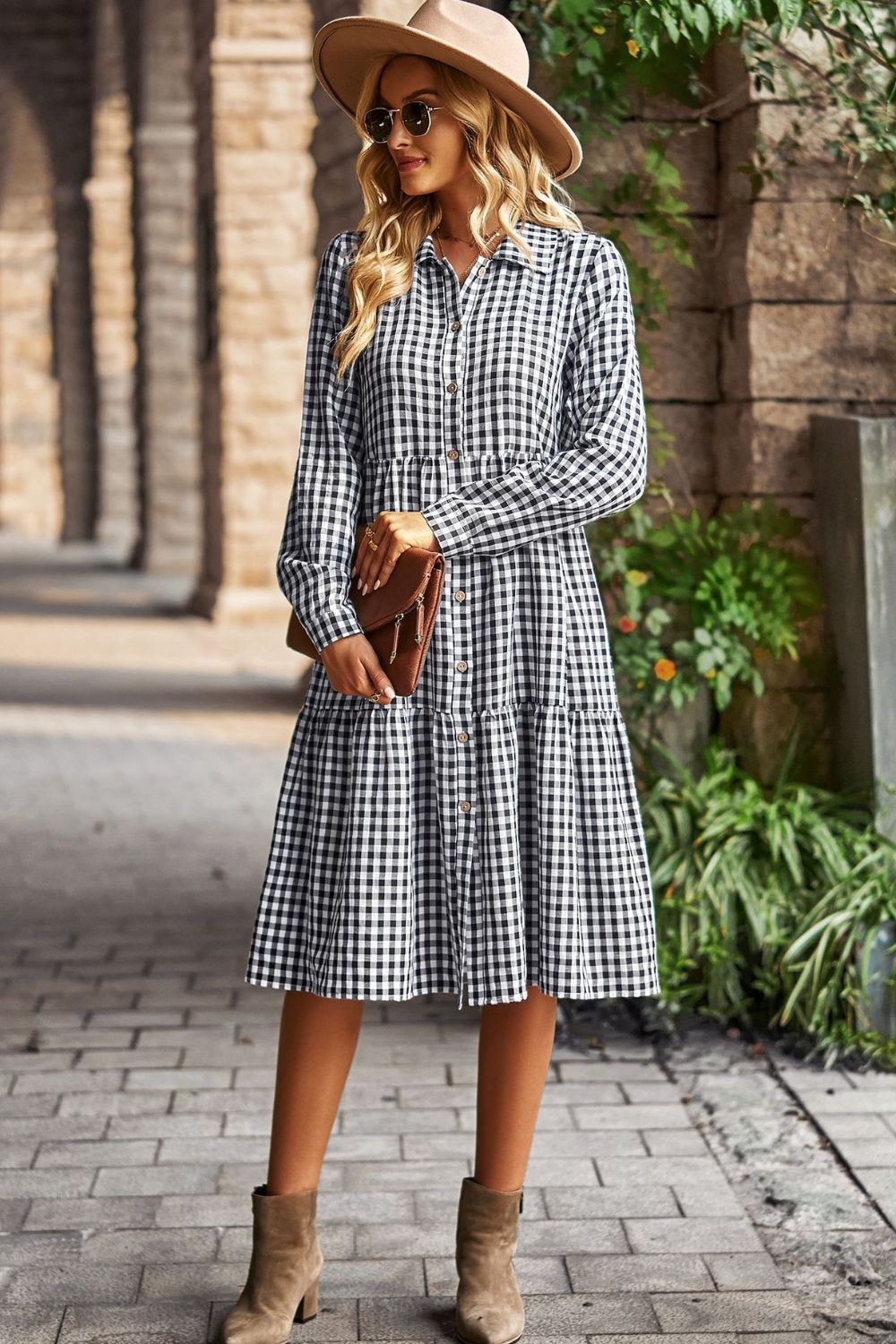 Vestido midi de manga larga con cuello con cuello