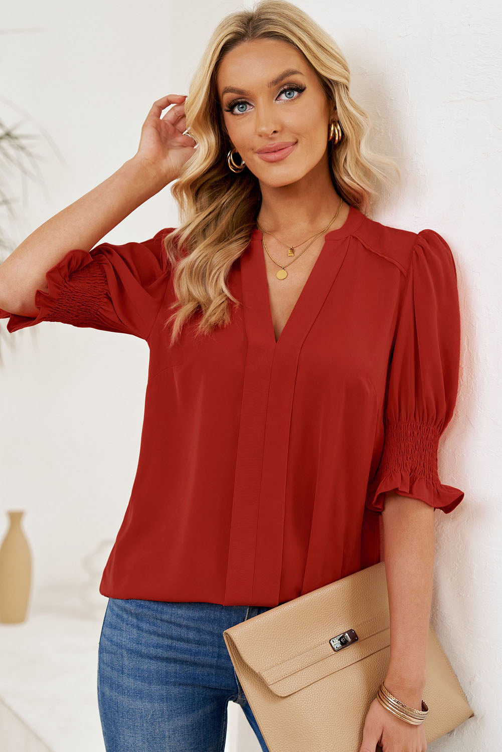 Blusa con cuello de muesca y mangas con volantes fruncidos