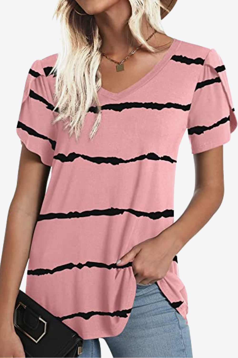 Blusa estampada con manga de pétalos y cuello en V