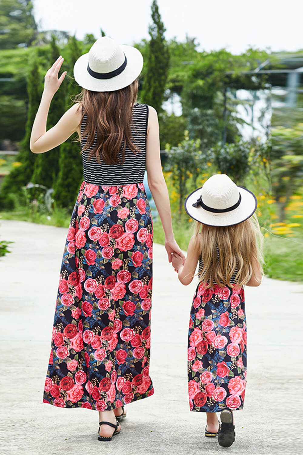 Vestido de mujer a rayas con empalme floral